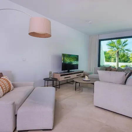 Holiday home Luxurious Townhouse With Roof Plunge Pool