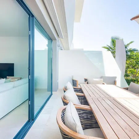 Luxurious Townhouse With Roof Plunge Pool Holiday home *