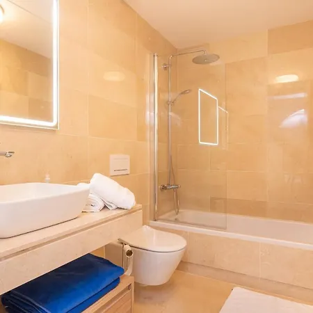 Holiday home Luxurious Townhouse With Roof Plunge Pool *