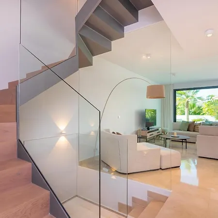 Vakantiehuis Luxurious Townhouse With Roof Plunge Pool *
