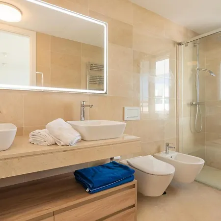 Luxurious Townhouse With Roof Plunge Pool Holiday home *