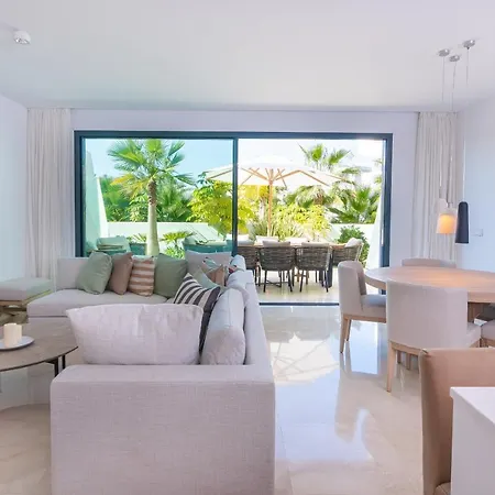 Holiday home Luxurious Townhouse With Roof Plunge Pool *