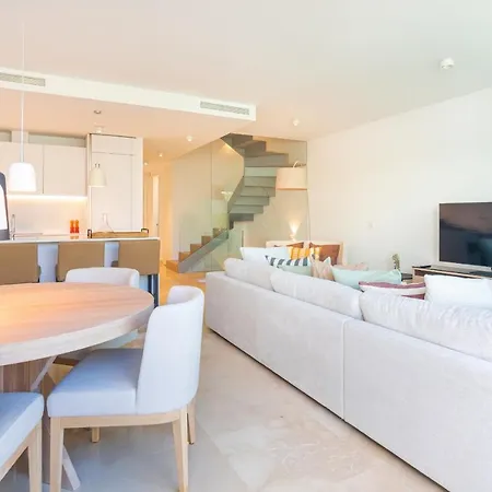 Holiday home Luxurious Townhouse With Roof Plunge Pool *